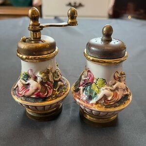 Vntg Campodimonte salt and pepper shakers